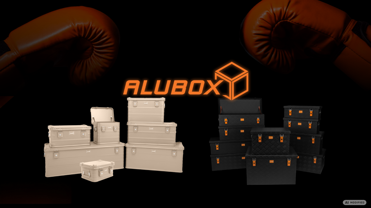 Zwei Boxhandschuhe verschwinden im schwarzen Hintergrund. Im Vordergrund stehen beige und schwarze Aluboxen aufgestapelt mit dem Alubox Logo über ihnen.
