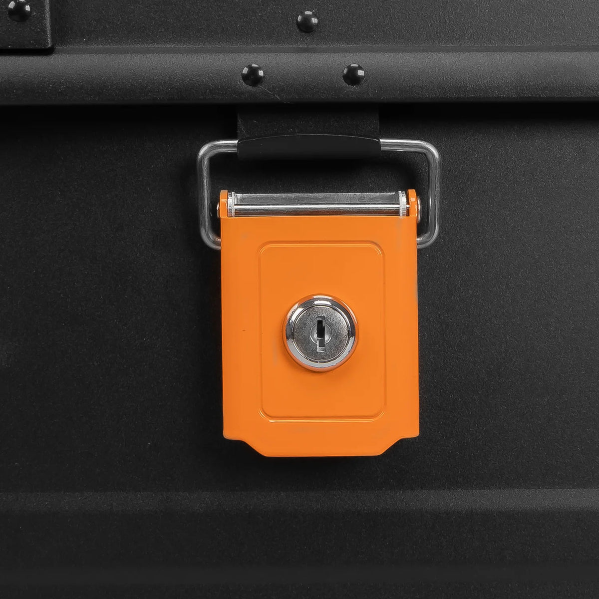 ALUBOX pulverbeschichtete Alukiste stapelbar schwarz orange