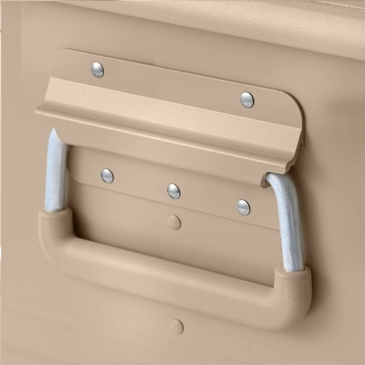 Alubox khaki beige – stapelbar, staubdicht mit Gummidichtung
